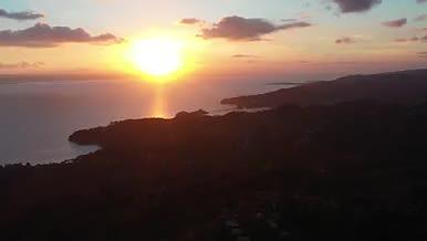 日出夕阳西下辽阔山脉大海森林航拍视频的预览图
